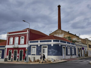 Am Rande des Bairro Branco – ohne Schutt und Müll geht es nicht in Setúbal.
