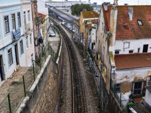 Wohnen in erster Lage – die Bahnlinie am Tunnel von Setúbal.