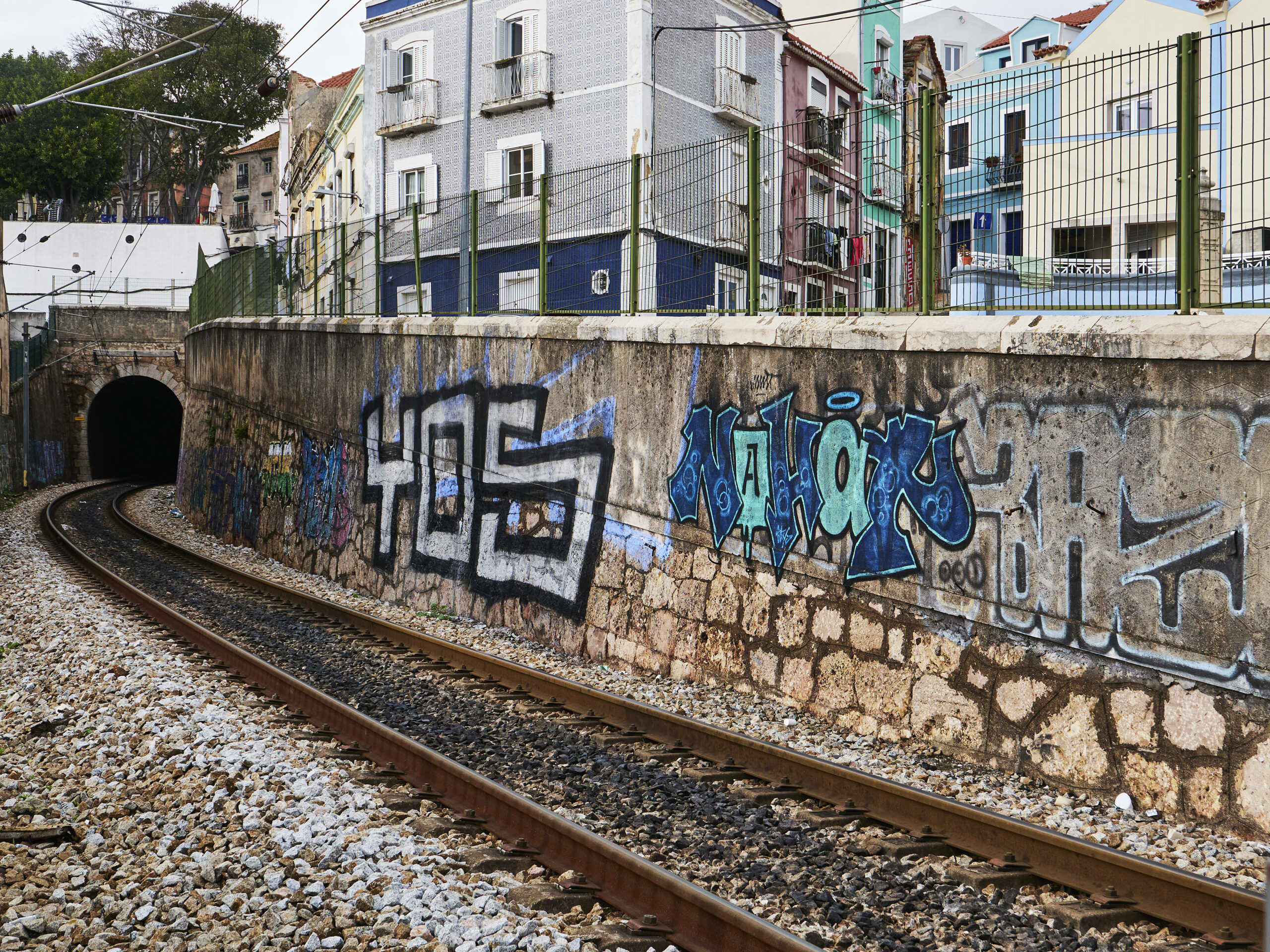 Wohnen in erster Lage – die Bahnlinie am Tunnel von Setúbal.