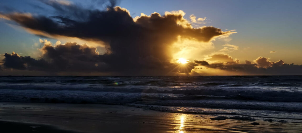 Sonnenuntergang am Praia do Queimado Portugal.