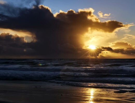 Sonnenuntergang am Praia do Queimado Portugal.