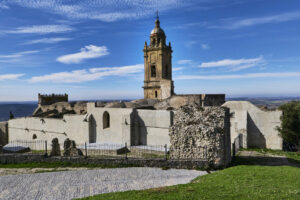 Medina-Sidonia – die Iglesia de Santa María la Mayor vom Castillo de Medina Sidonia.