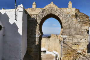 Das zentrale Stadttor von Medina-Sidonia im maurischen Stil.