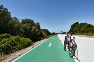 Der Radweg an der CA-215 bzw. A-2233 von Conil de la Frontera zur Gemeindegrenze von Barbate.