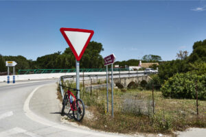 Kreisverkehr A-2233 an der Gemeindegrenze Barbate – Abzweig auf die Piste Carretera Arroyo San Ambrosio.