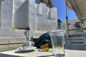 Vuelto – auf einen Café an der Parroquia de Santa Catalina de Alejandría, Conil de la Frontera.